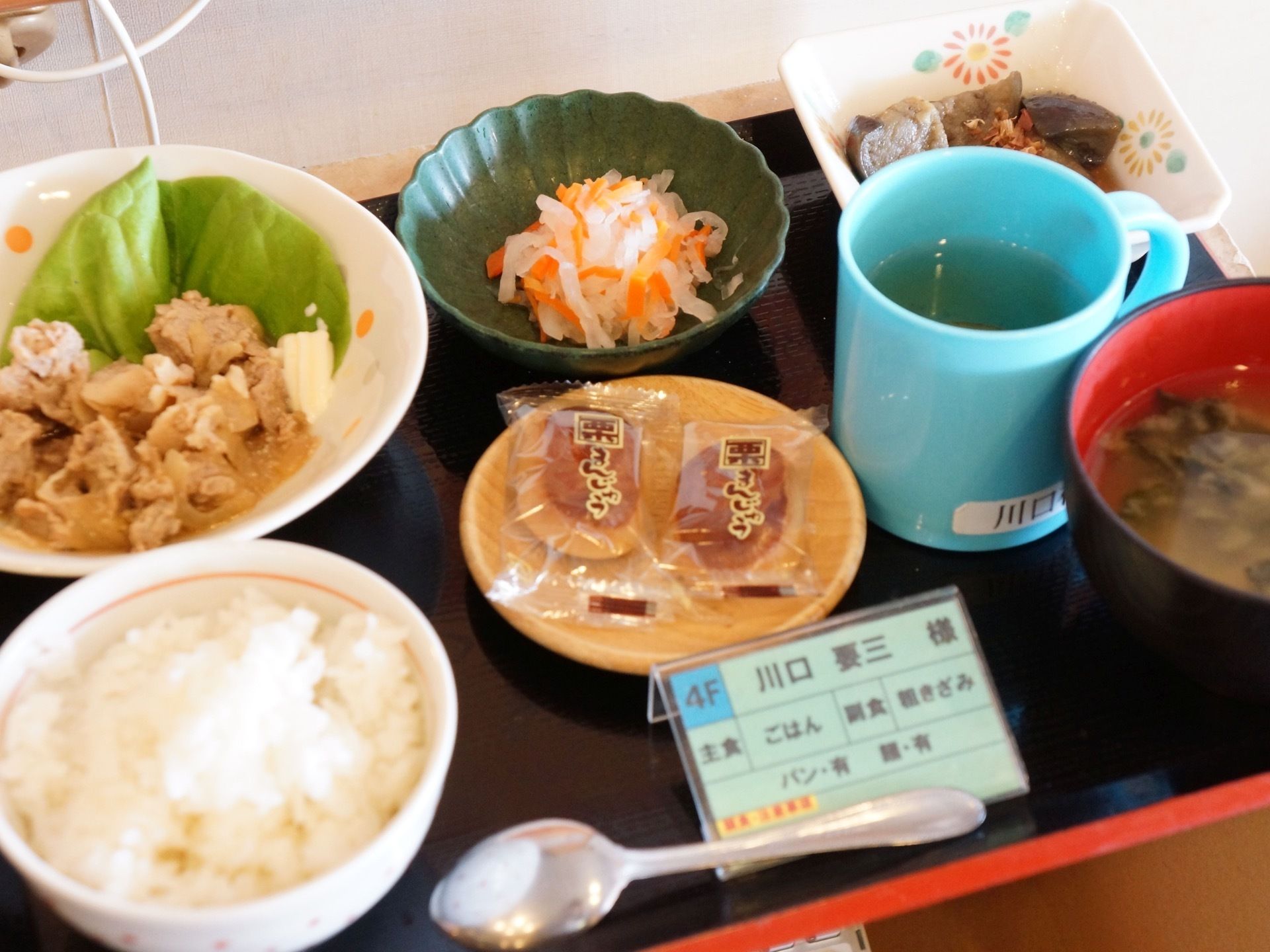 栄養バランスを考えられた食事は副菜、デザートまで添えられている。入居者様の身体の状態により箸などの器具は替えられる。