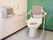 トイレには自動温水便座が設置され、背もたれクッションや手すり、介助補助レバーも配備されているので、入居者様の身体への負担軽減になる。