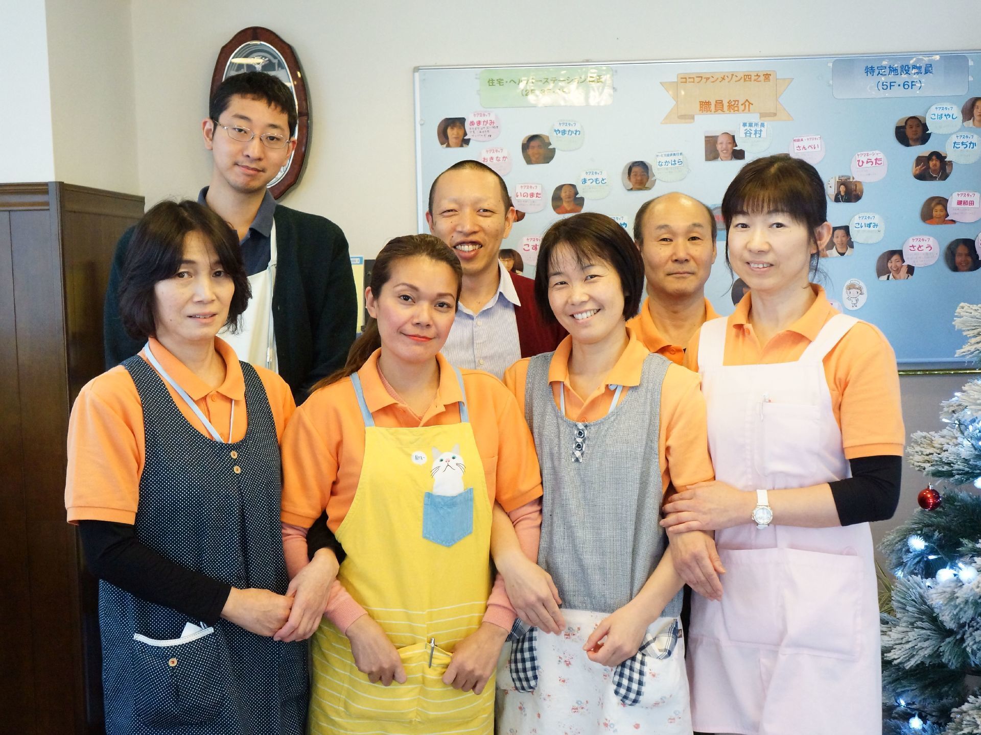 こちらを向いて微笑む女性スタッフ4名と男性スタッフ3名