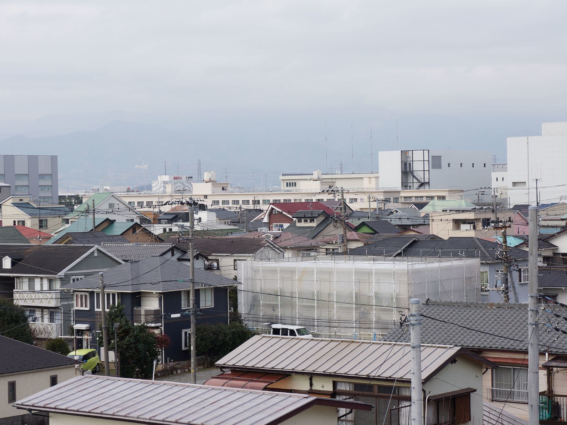 居室にはバルコニーが完備されている。天気の良い日には住宅や商業施設が建ち並ぶ街並みが一望でき気分転換になる。