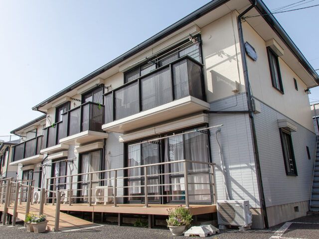 明るい外観の建物