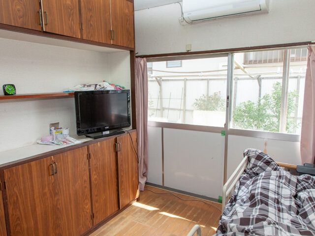 居室の一角とテレビ
