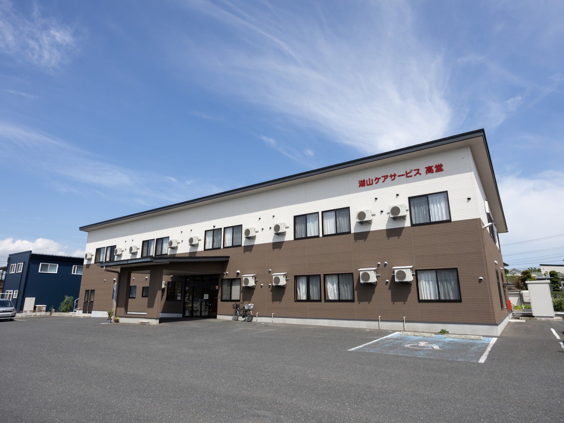 広い駐車場の建物外観