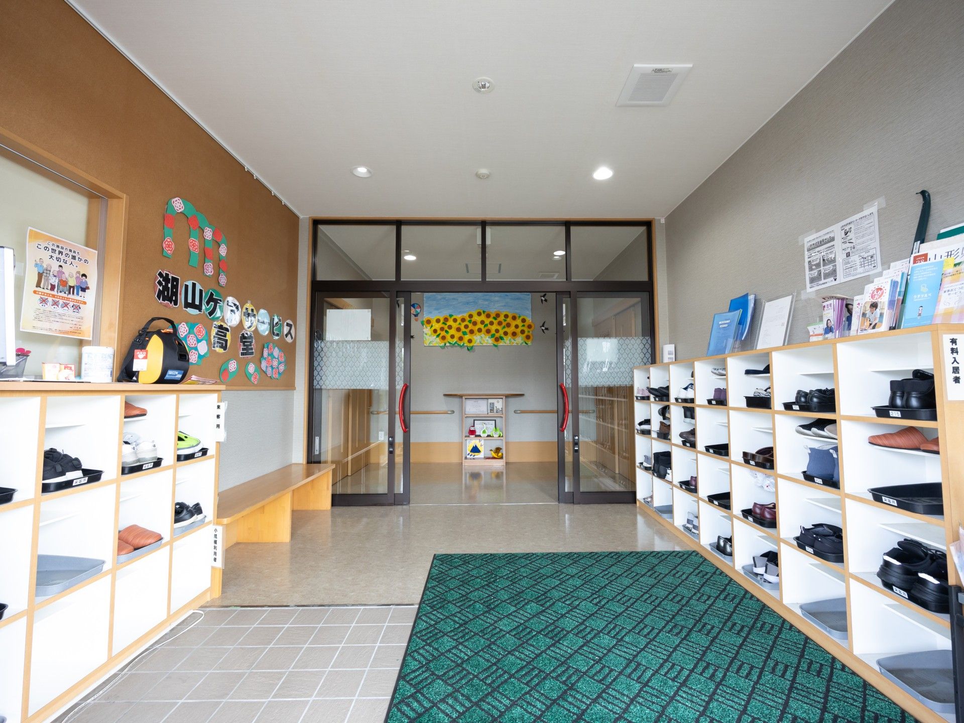 明るい玄関の様子