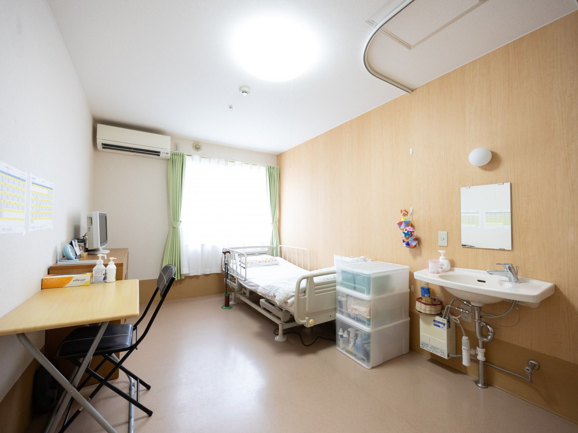 明るい個室の様子