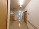 明るく広々とした廊下