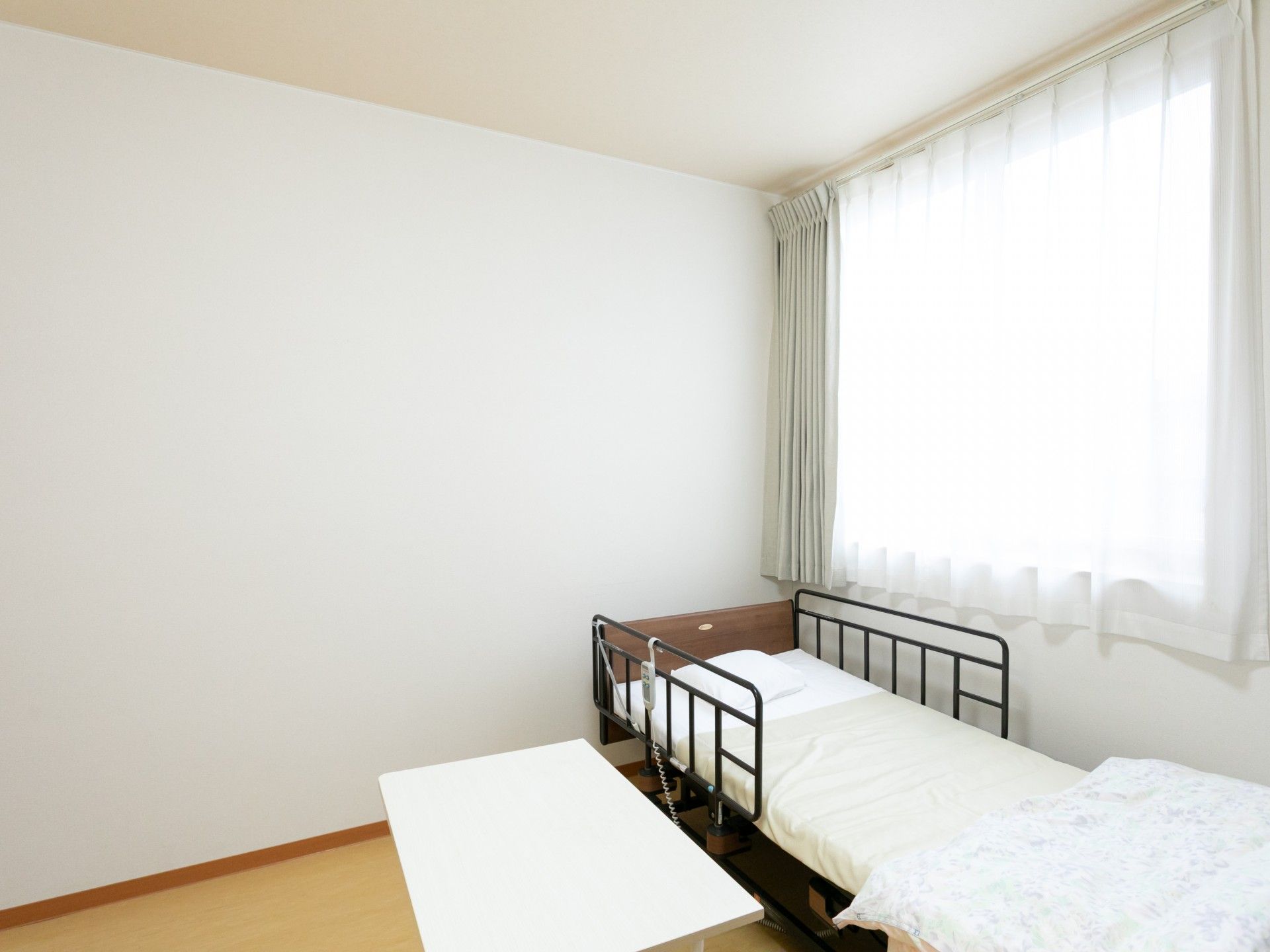 明るい個室のベッド