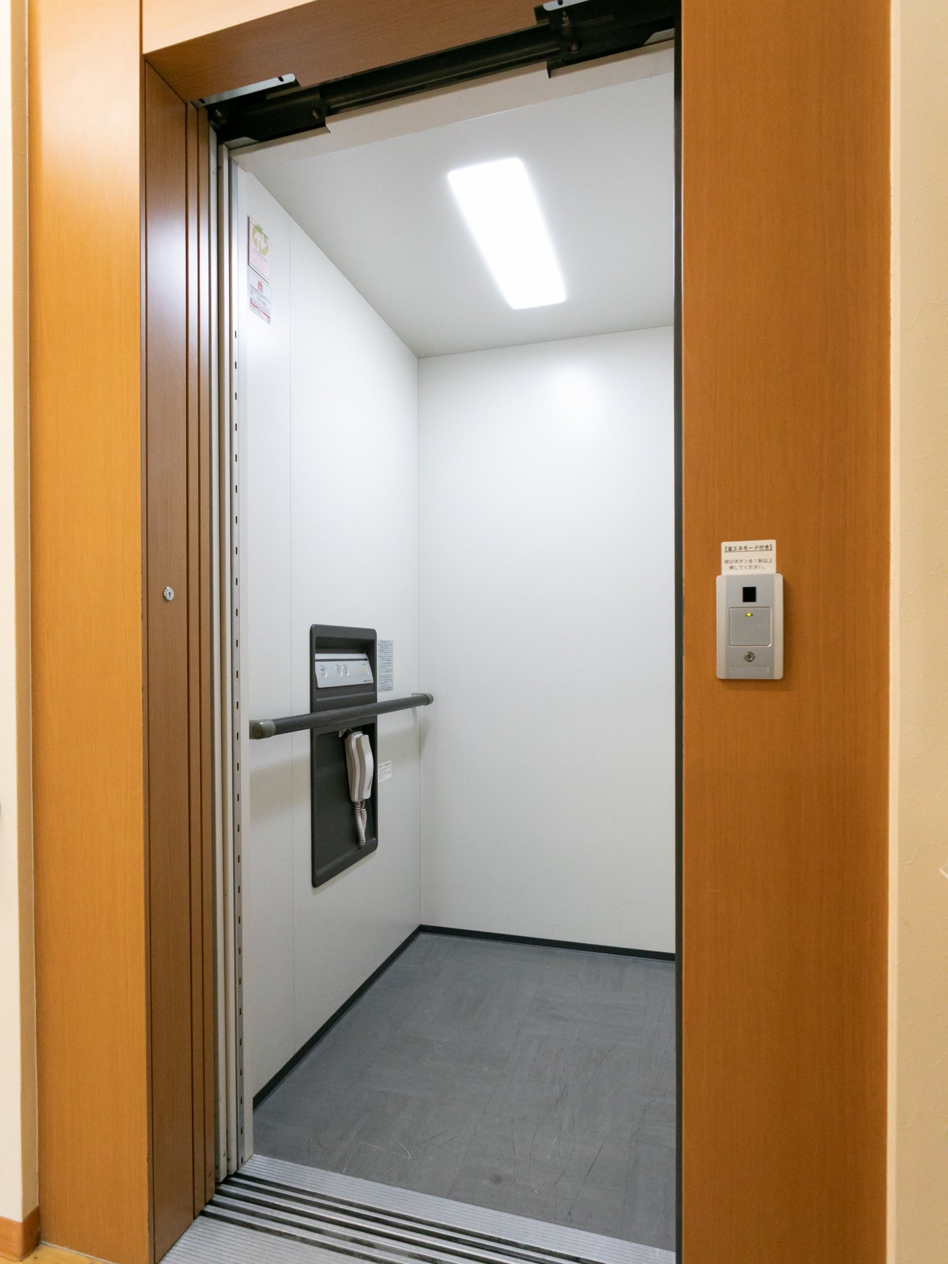 安全で広いエレベーター