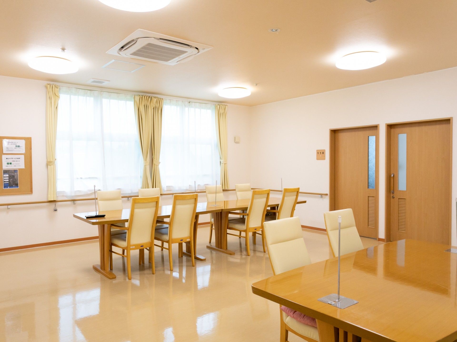 明るい食事スペース