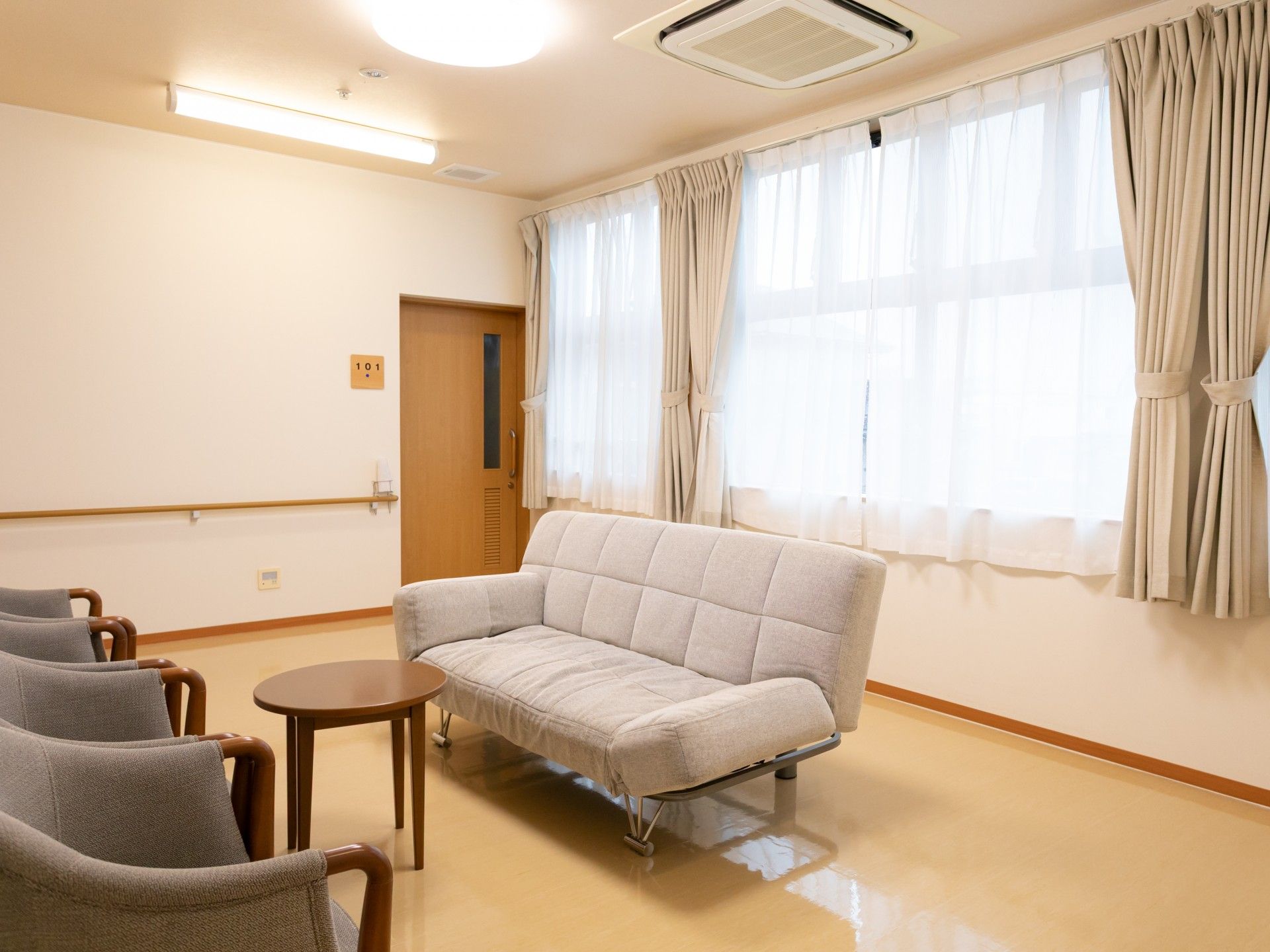 明るい部屋のソファと椅子