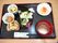 吸い物やこいのぼりの形をしたご飯、小さな器が複数あり、それぞれにおかずが盛られている。