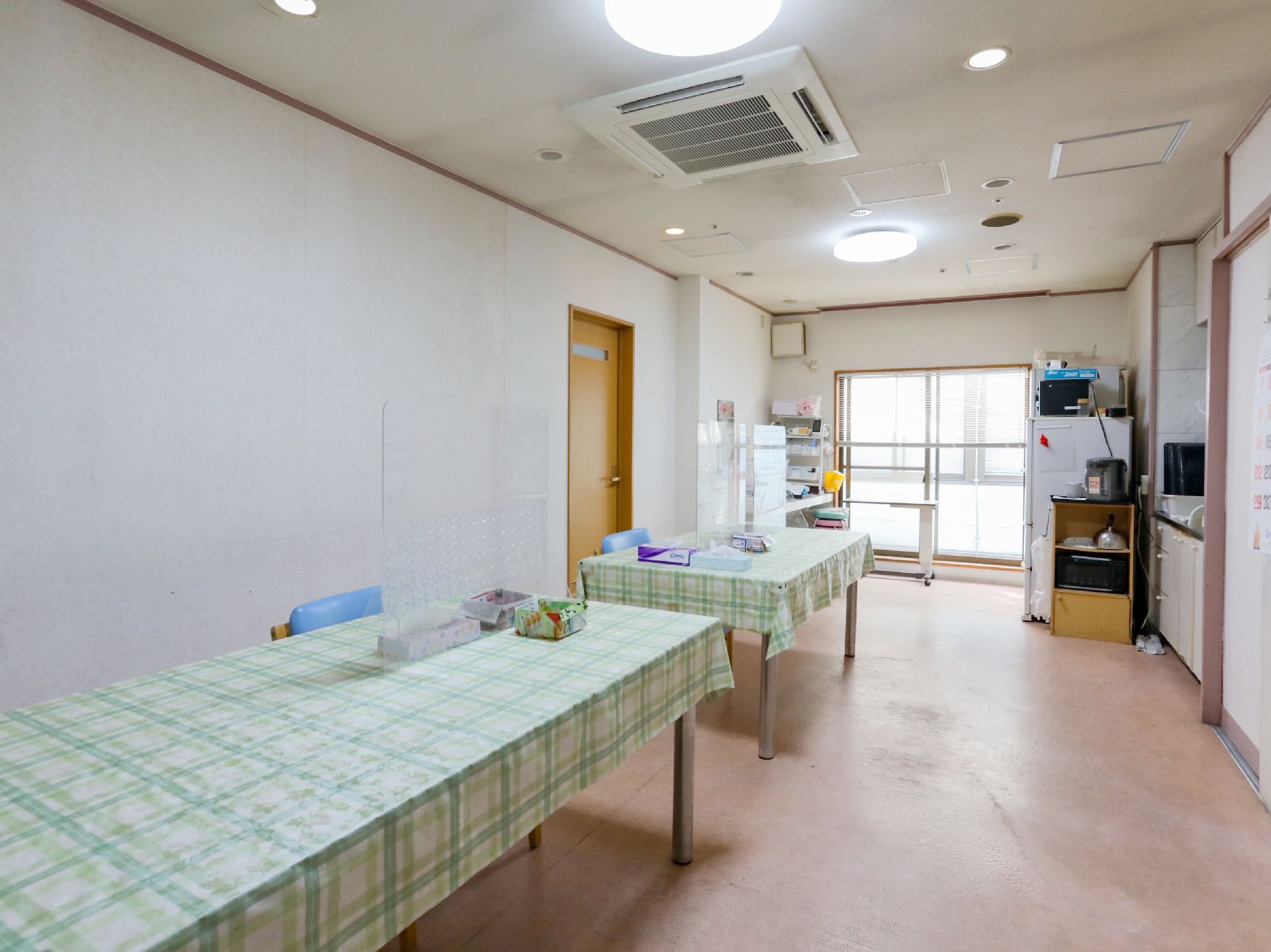 パーテーションを設置した食堂