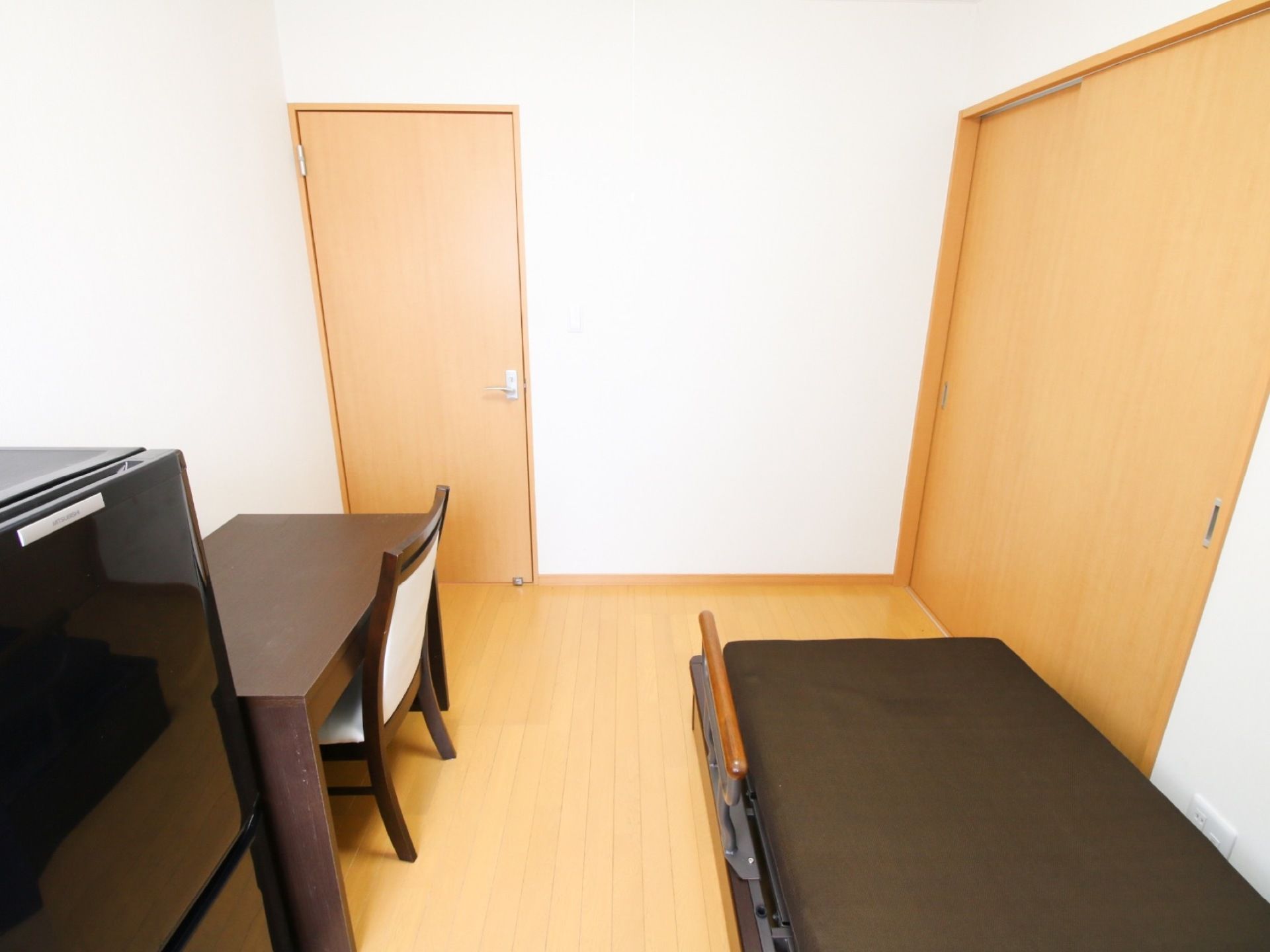 衛生的なフローリングの床を採用した居室である。冷蔵庫が完備されているので、冷たい飲食物を部屋で摂ることができる。