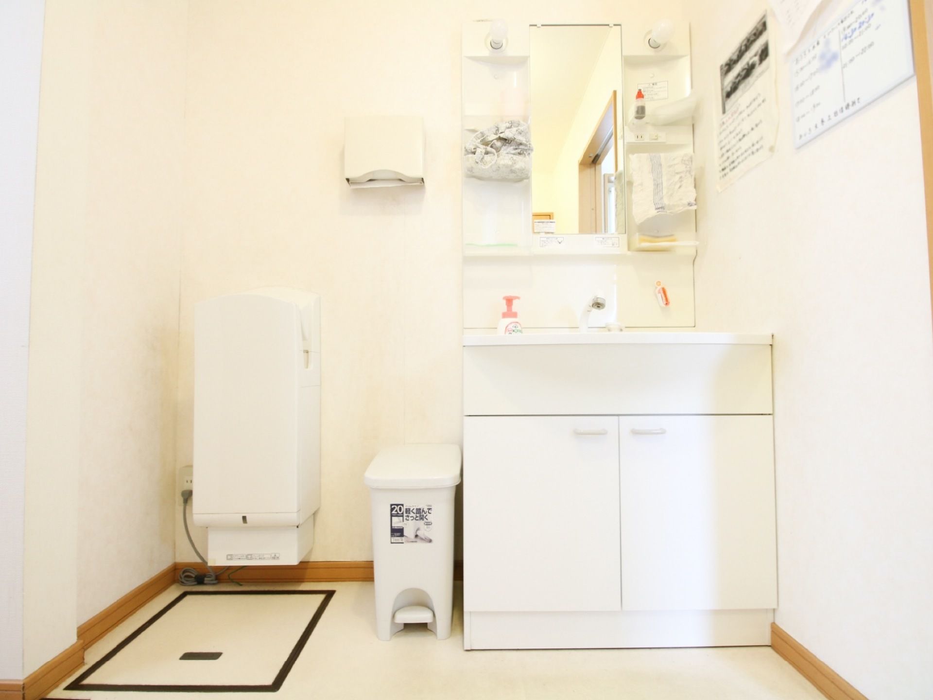 真っ白で大型の洗面台が完備されている。ハンドソープやペーパータオルを設置して、感染症予防に努めている。
