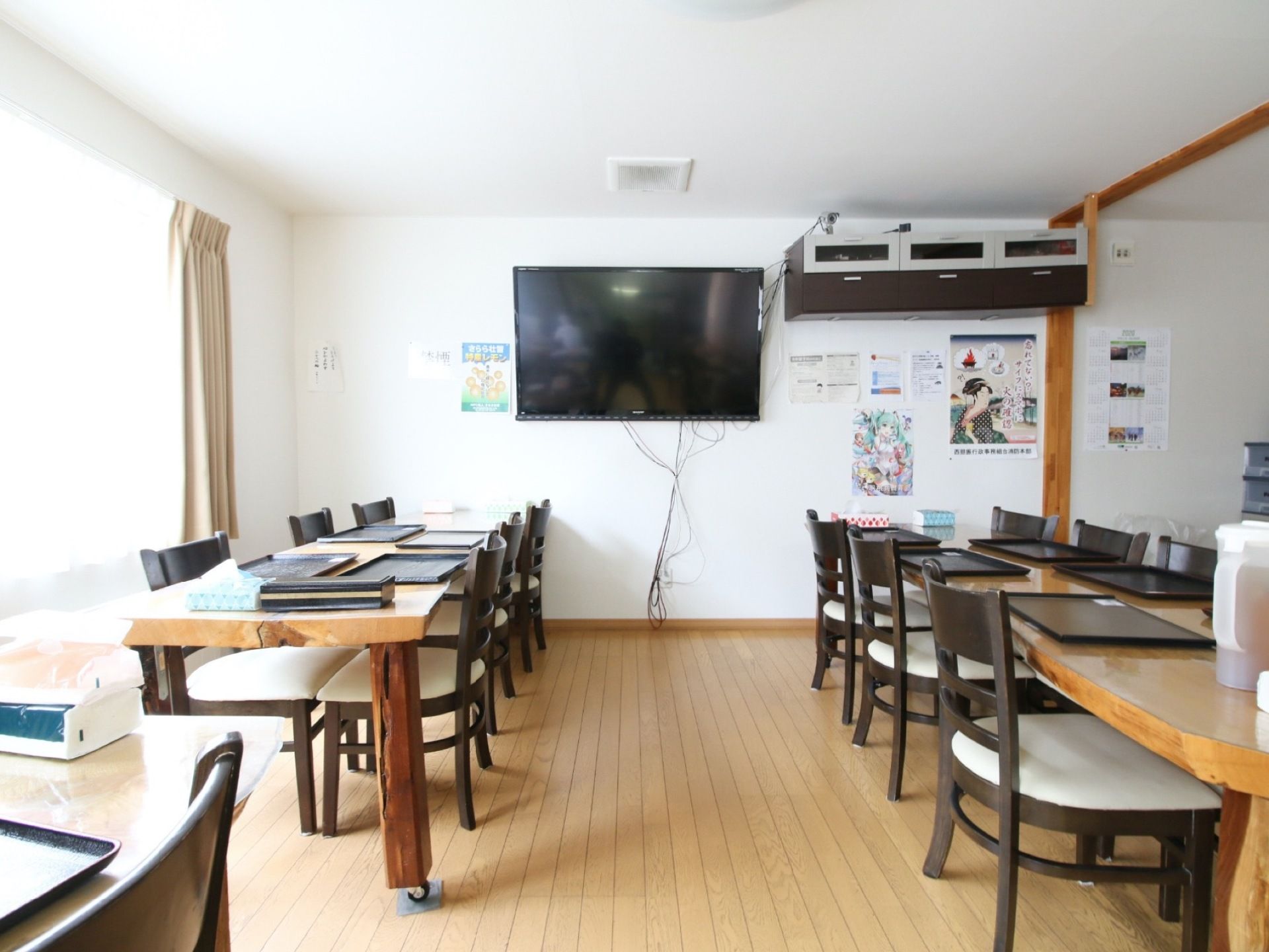 白を基調としたさわやかな食堂に、大型液晶テレビが完備されている。どの席に座っていても見えやすい位置に置かれている。