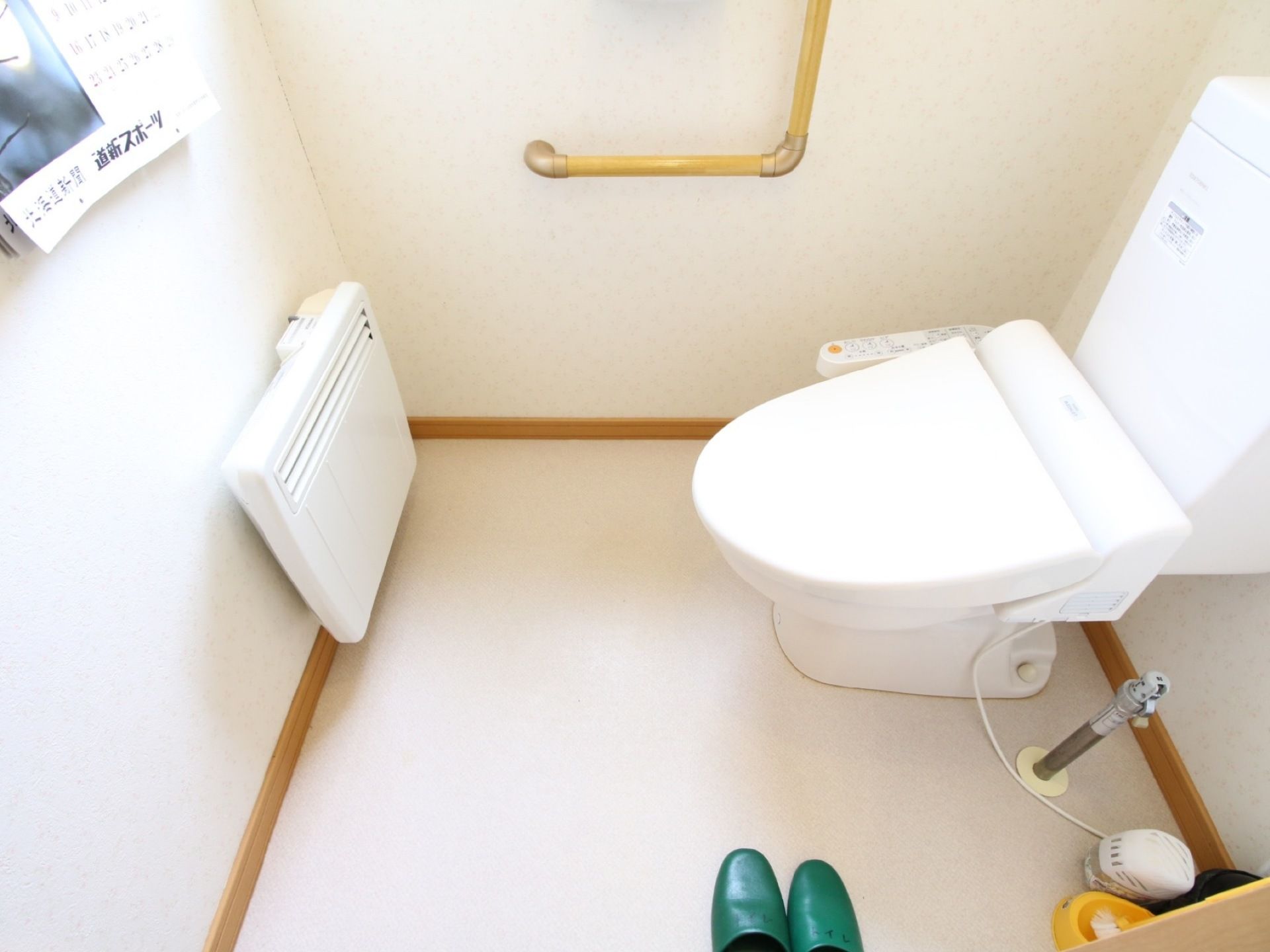 白で統一された清潔感のあるトイレである。冬でも温かい温水洗浄便座が取り付けられており、スリッパ、手すりが完備されている。