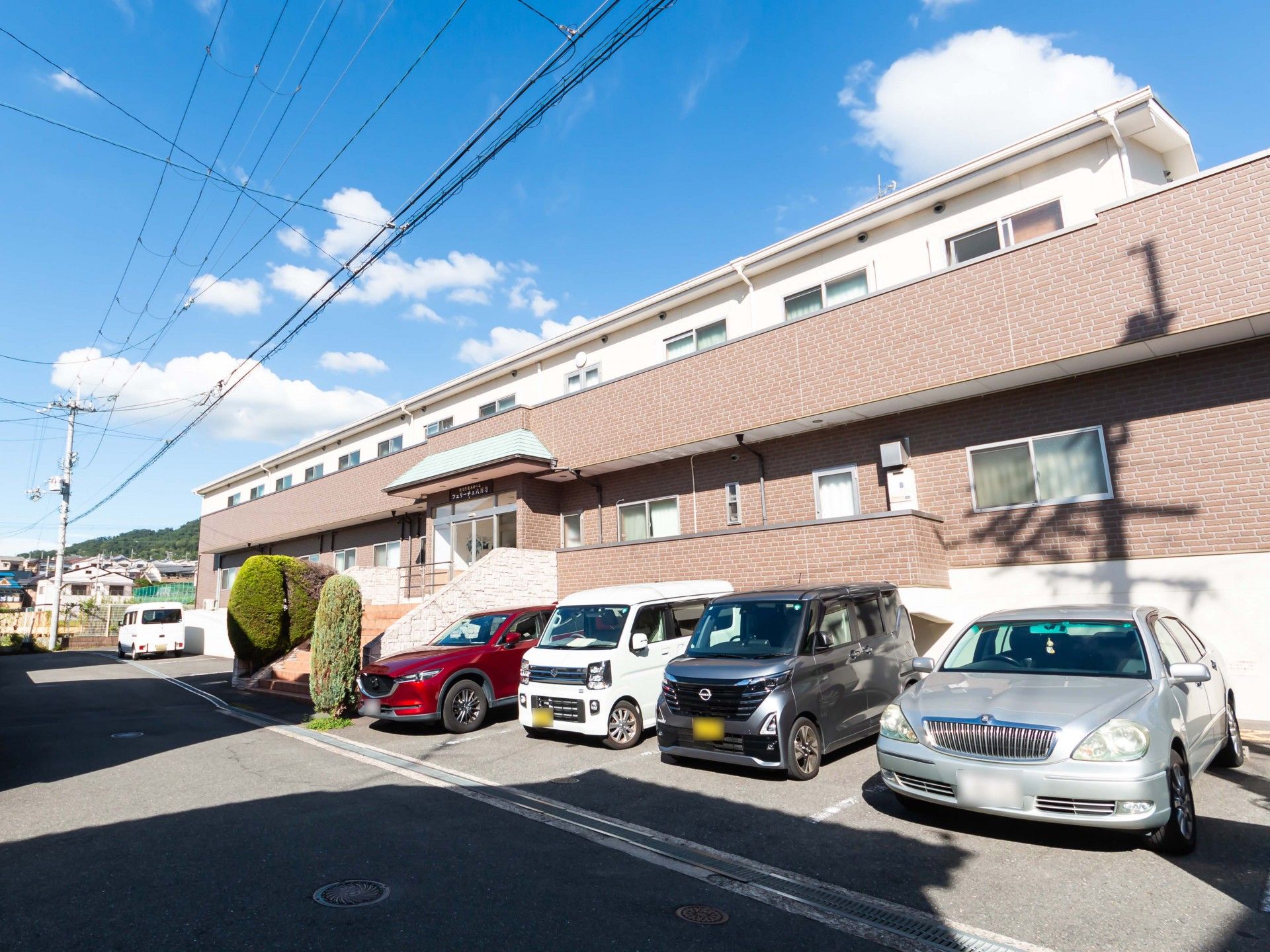 快適な施設のエントランス
