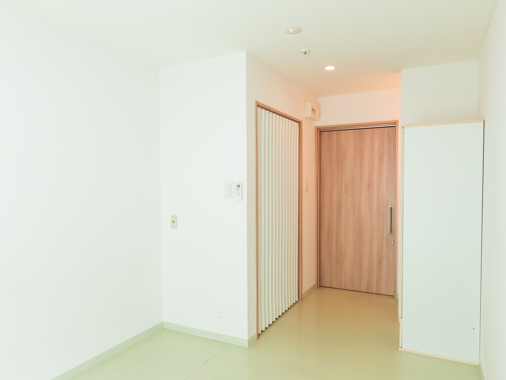 明るく広々とした廊下