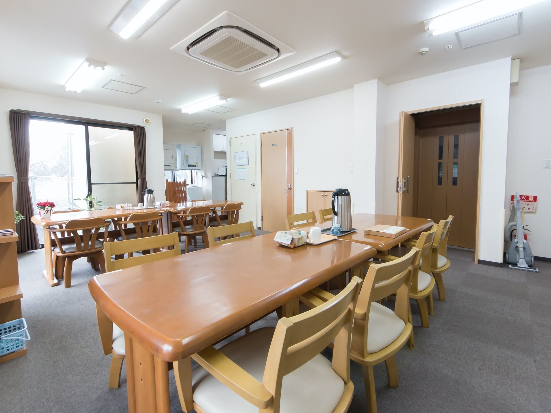 食堂内にエレベーターが完備されている。他の階から移動に大変便利である。壁際に消火器や掃除機が置かれている。