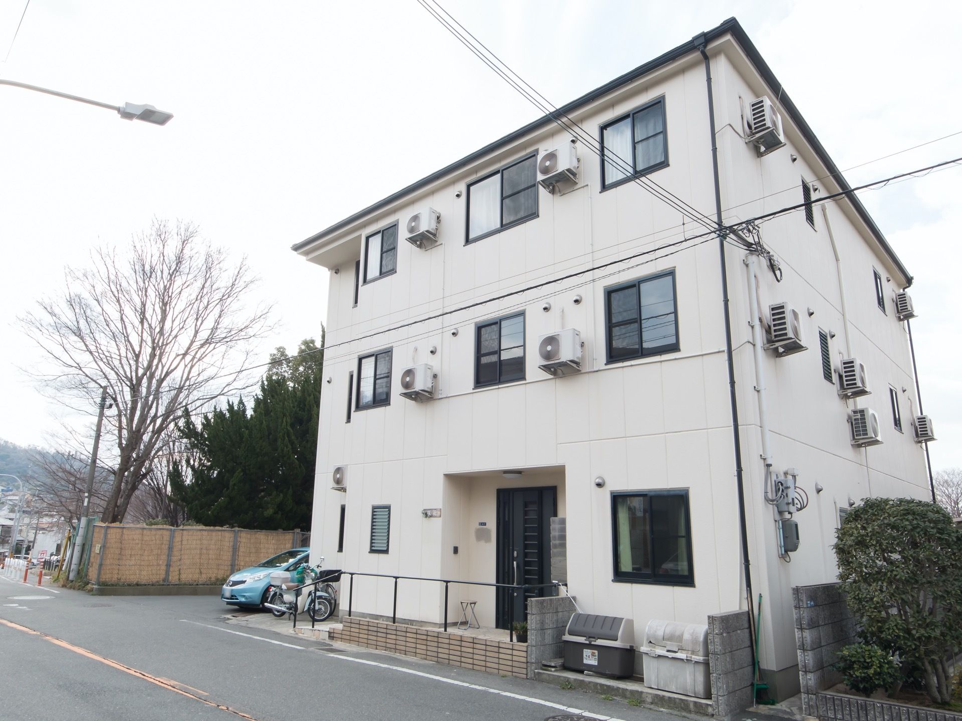 マンション風の白い建物である。２車線の道路沿いにあるので、車での来訪には便利である。隣に公園がある。