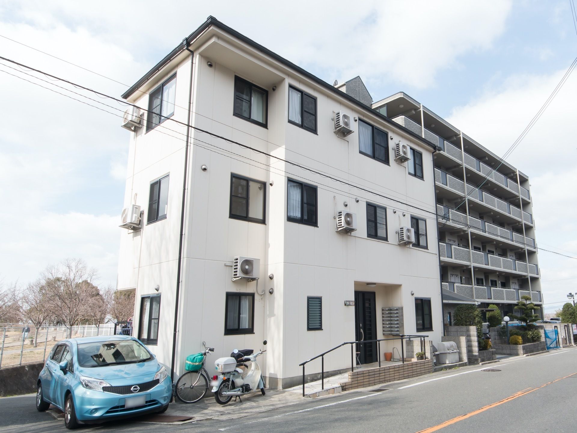 ３階建ての白亜の美しい建物である。そばに駐車場があり、車を利用した際の移動距離が短いので便利である。