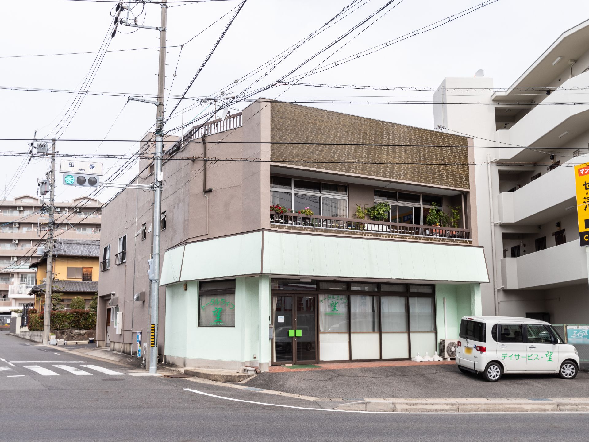 独特な色合いの外壁で、遠くから施設の場所がわかる外観