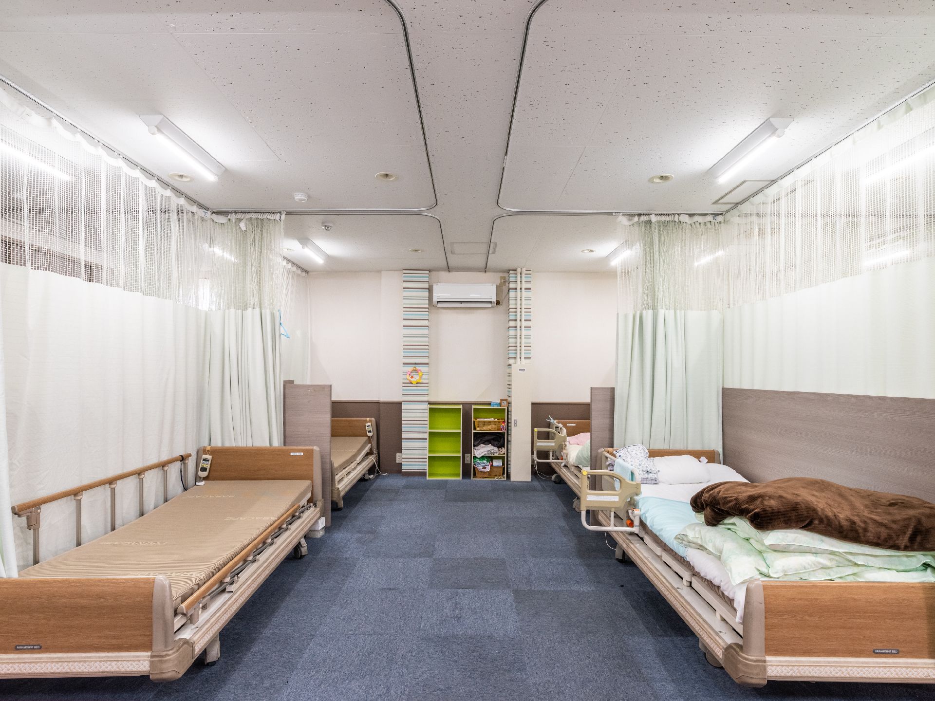 介護ベッドが設置された居室