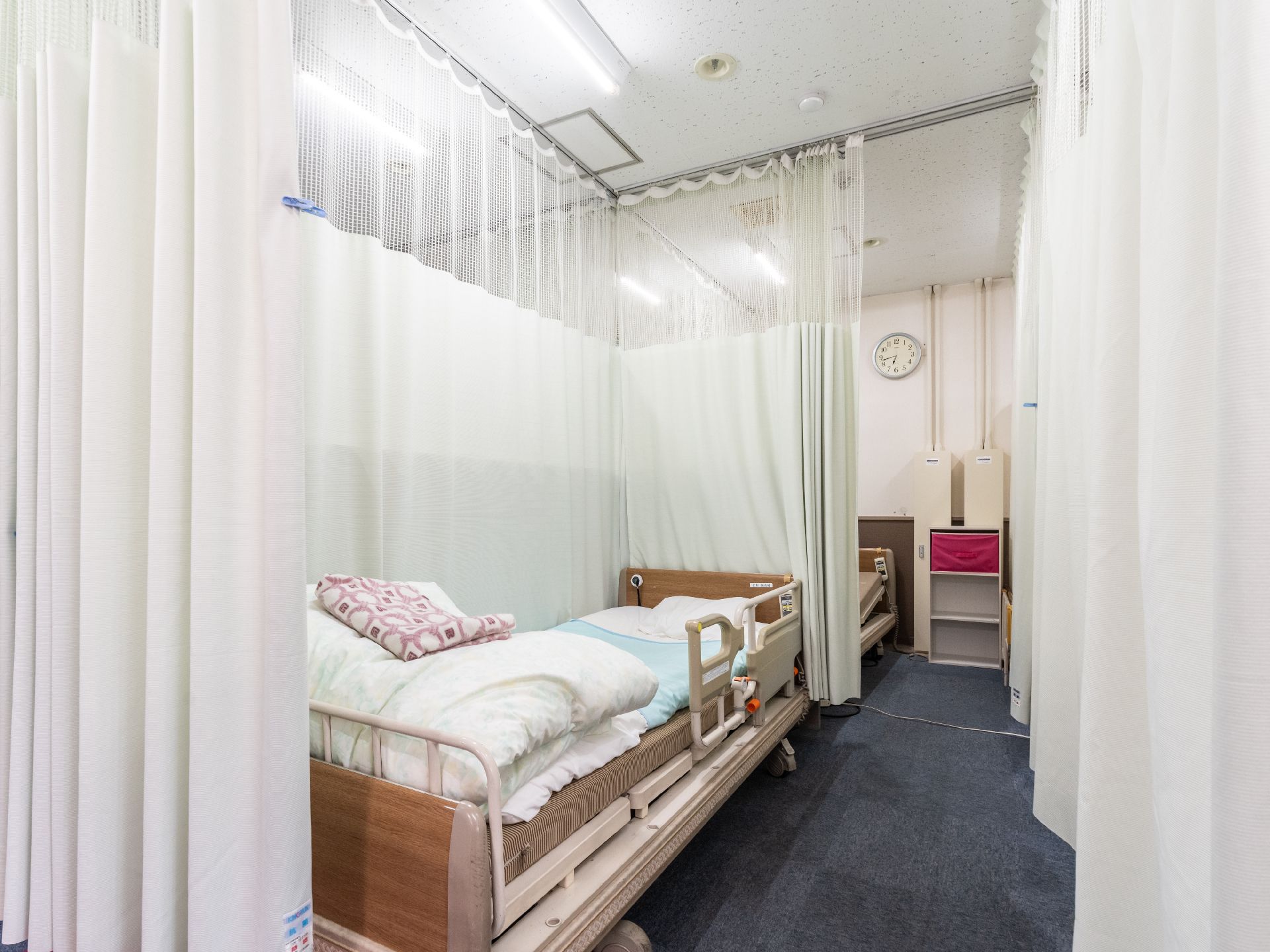介護ベッドのある仕切りのついた部屋