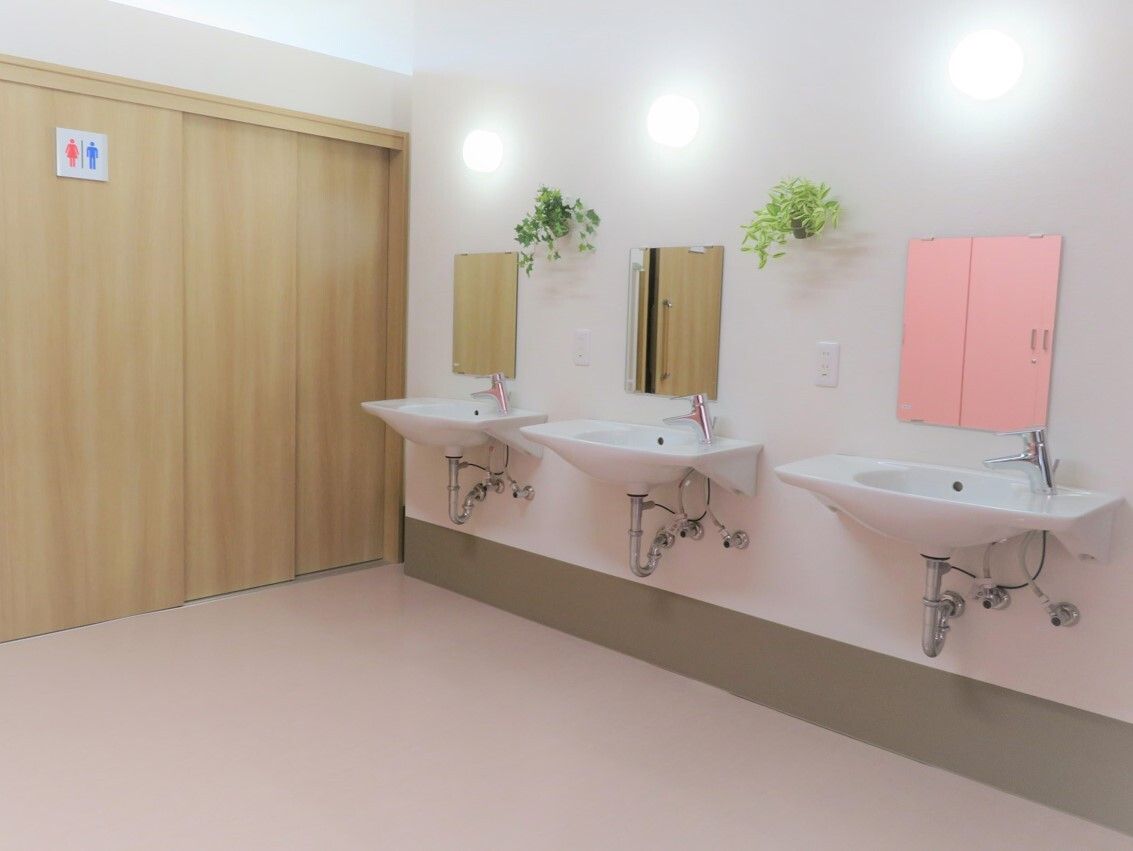 車いす対応の洗面所はワイドタイプでそれぞれに鏡も付いている。そばにはトイレもある。