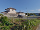 田園風景と家々の広がる外観