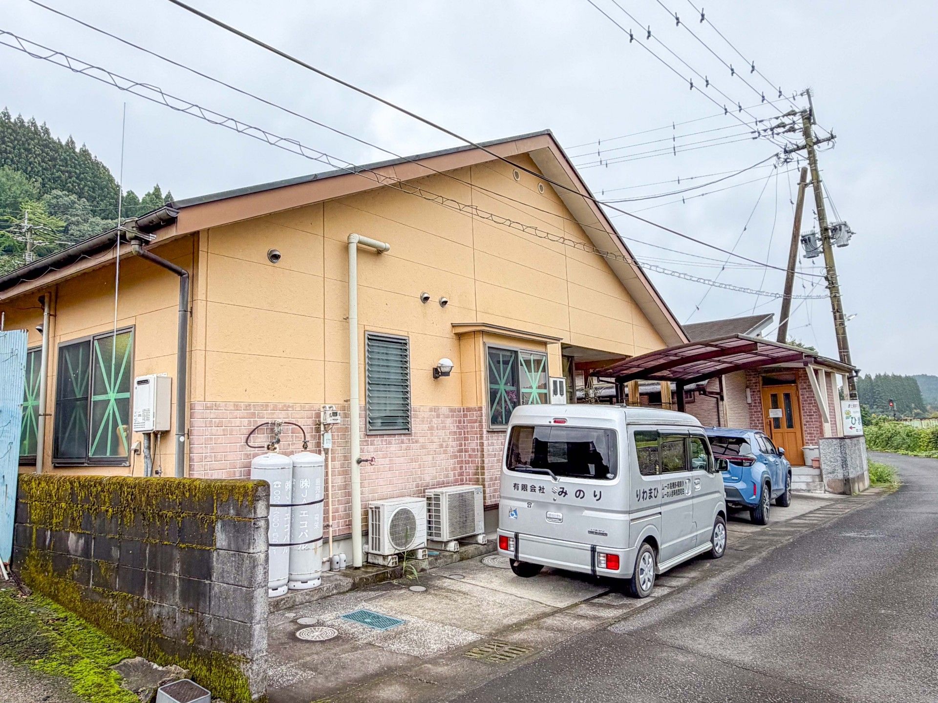 車が停まる建物の外観