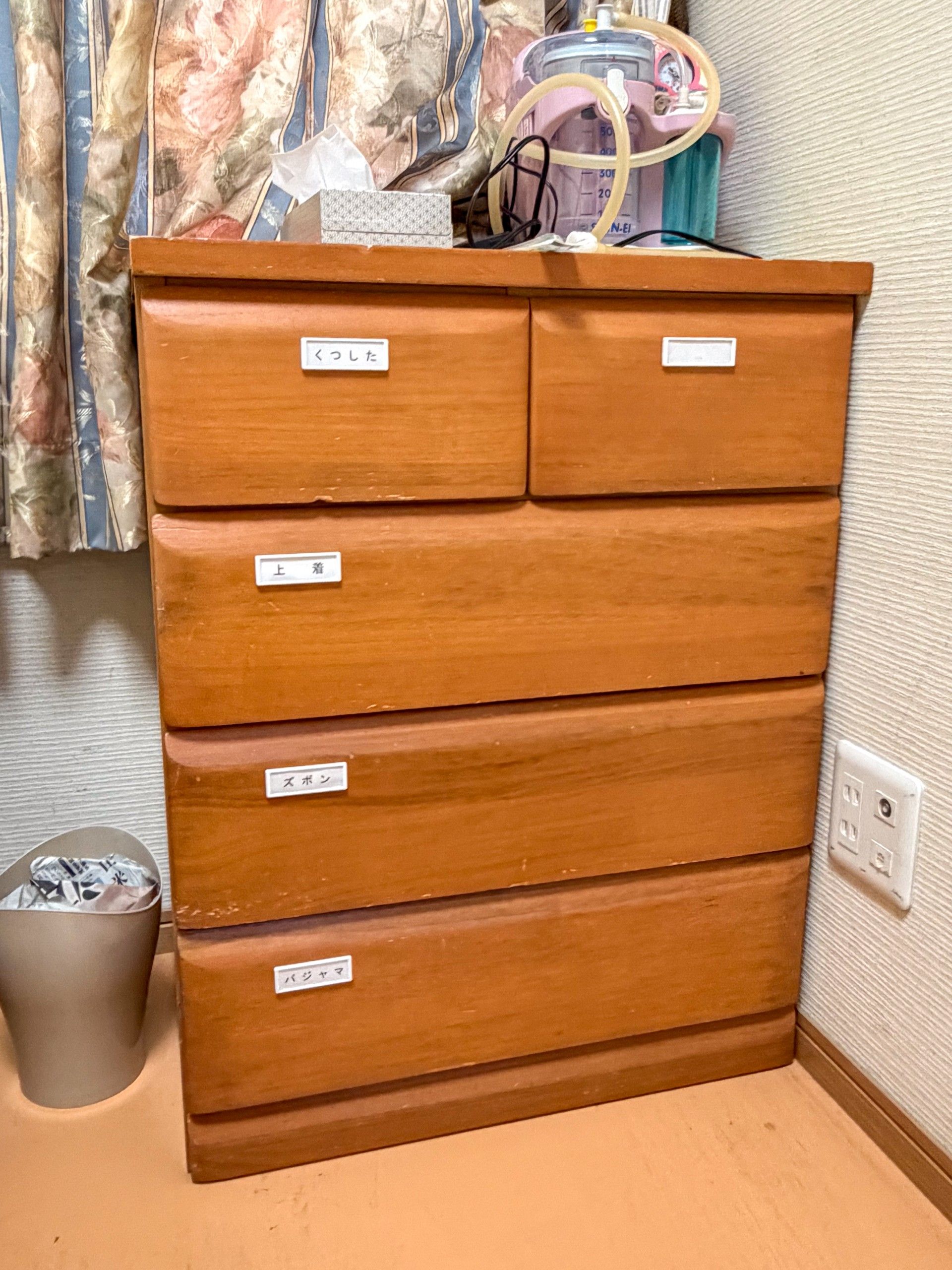 整理された木製の引き出し