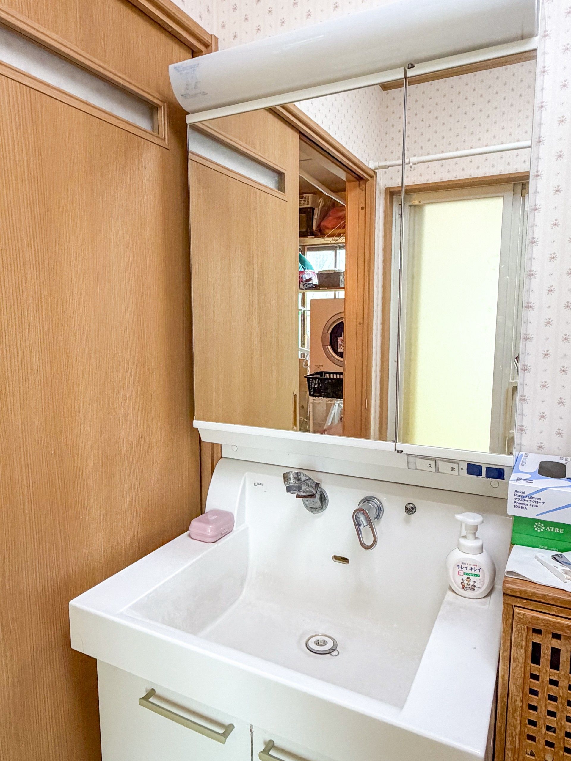 洗面台と収納棚