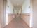 両側の壁に手すりが付いた直線の廊下