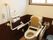 手すりは壁にだけでなく、トイレの本体にも付いている。呼び出しボタンもあり安心できる環境。