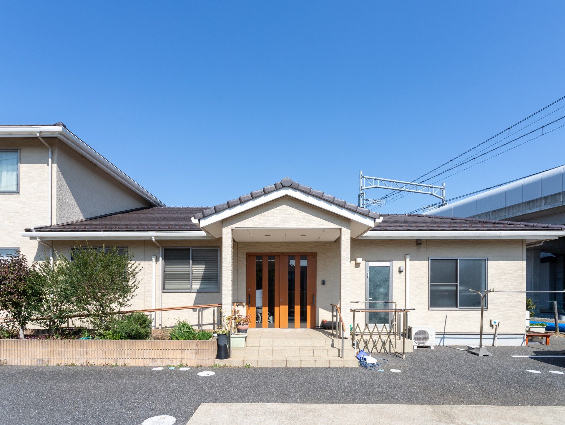 明るい外観の施設入口