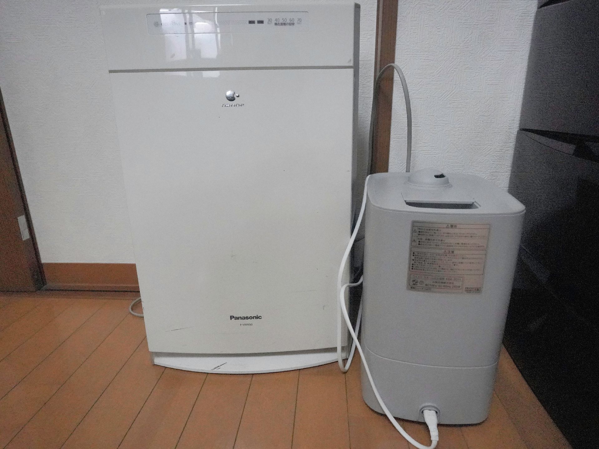 施設内の端に置かれている空気清浄機