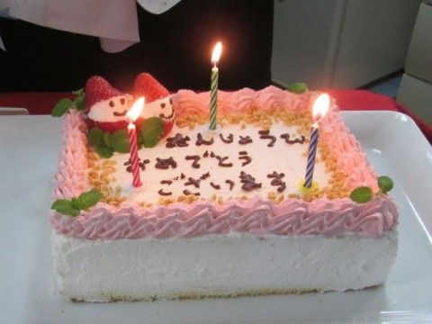 「らいふ大和」のお誕生日。食べやすいサイズに切り、召し上がる。