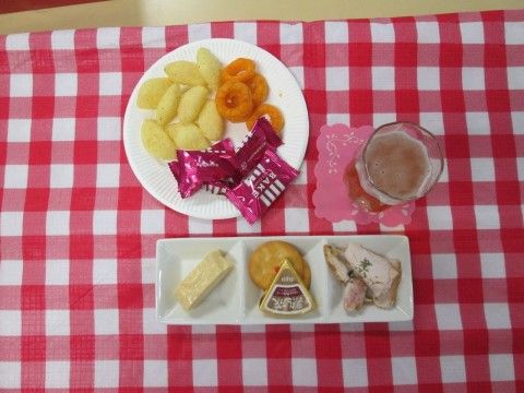 「らいふ大和」のおつまみ。加減したビールの量にしている。