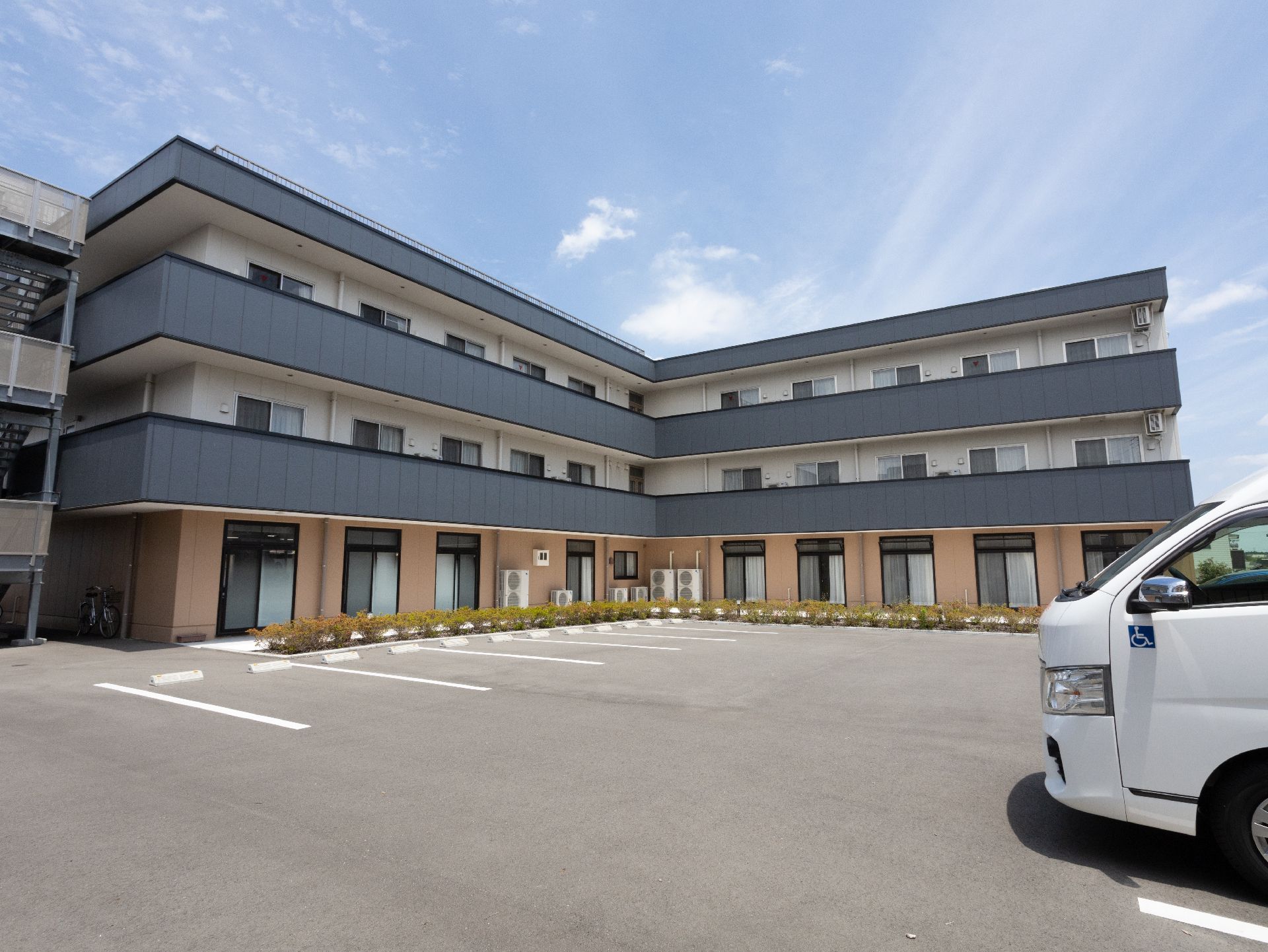 横の縞模様が特徴的な外壁で、遠くからでも施設の場所がわかる外観