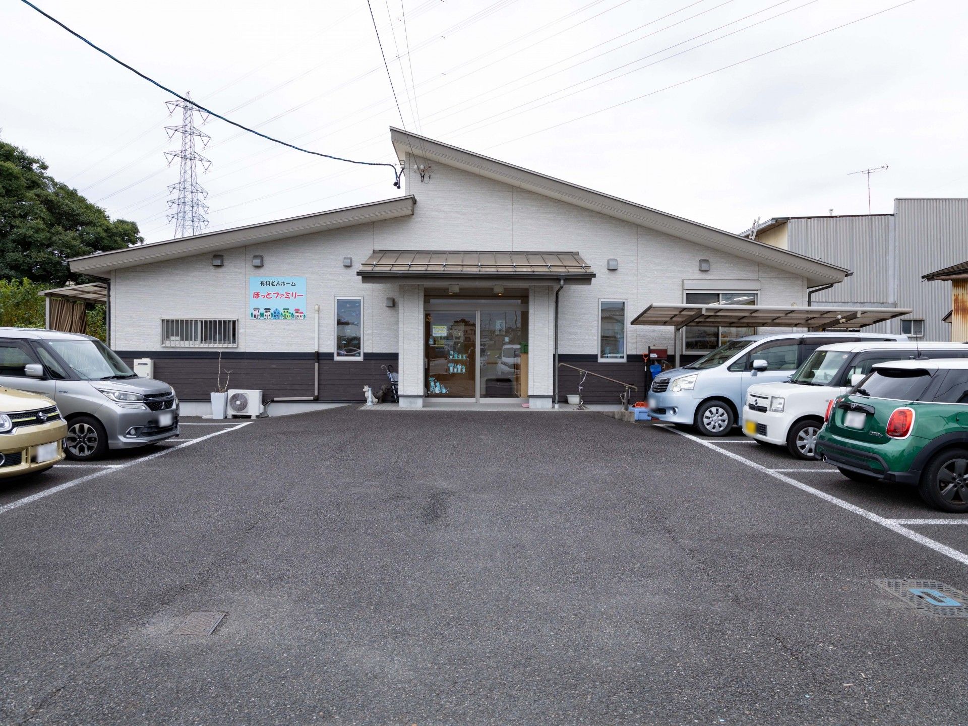 明るい外観の建物入口