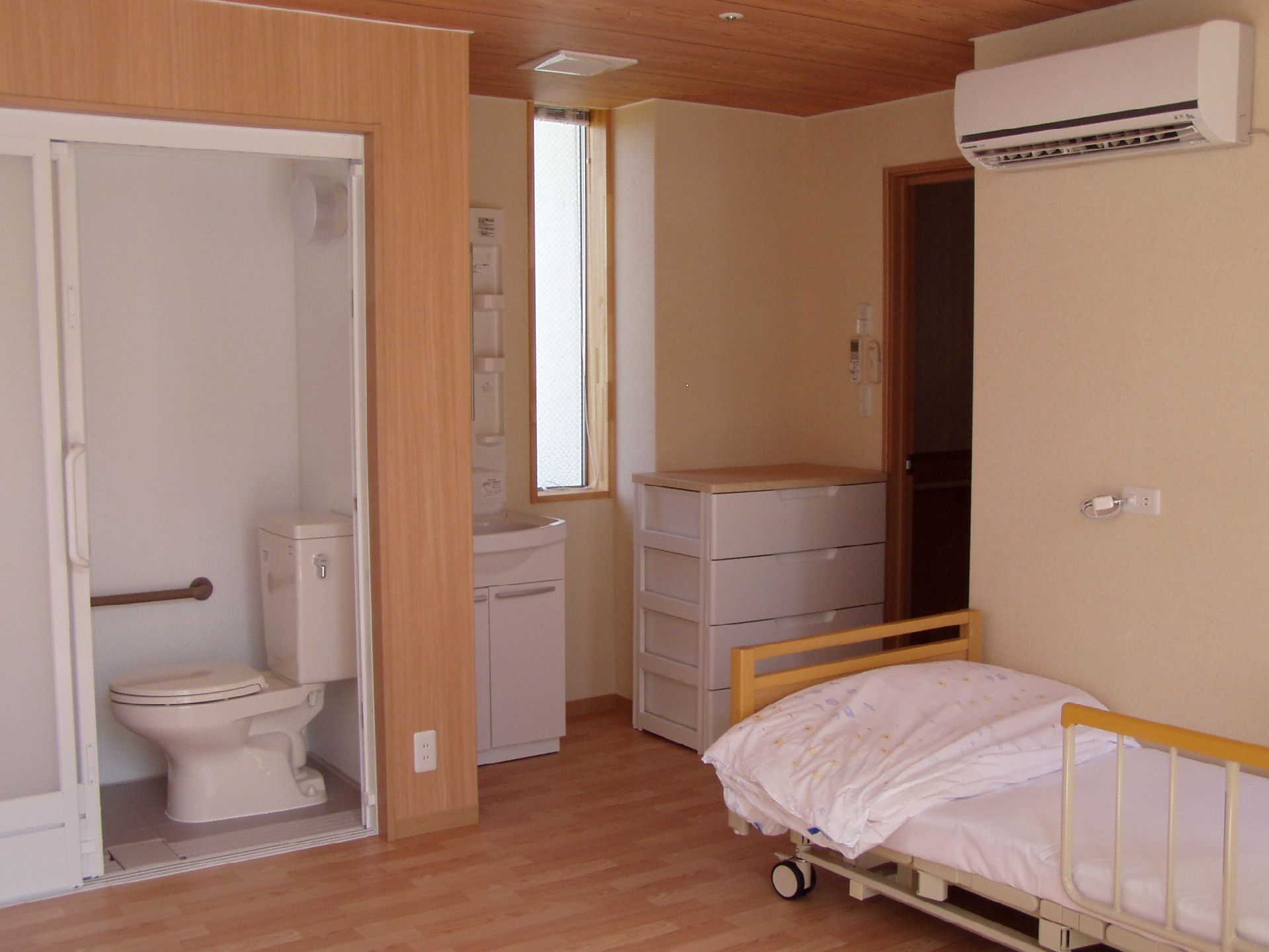 トイレや洗面所、エアコンが設置された部屋のベッドサイドには緊急通報装置がある。