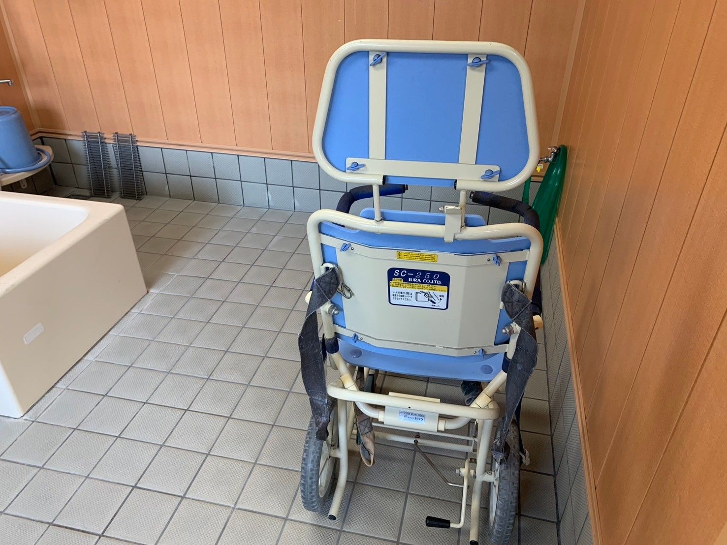 入浴用車椅子のある浴室