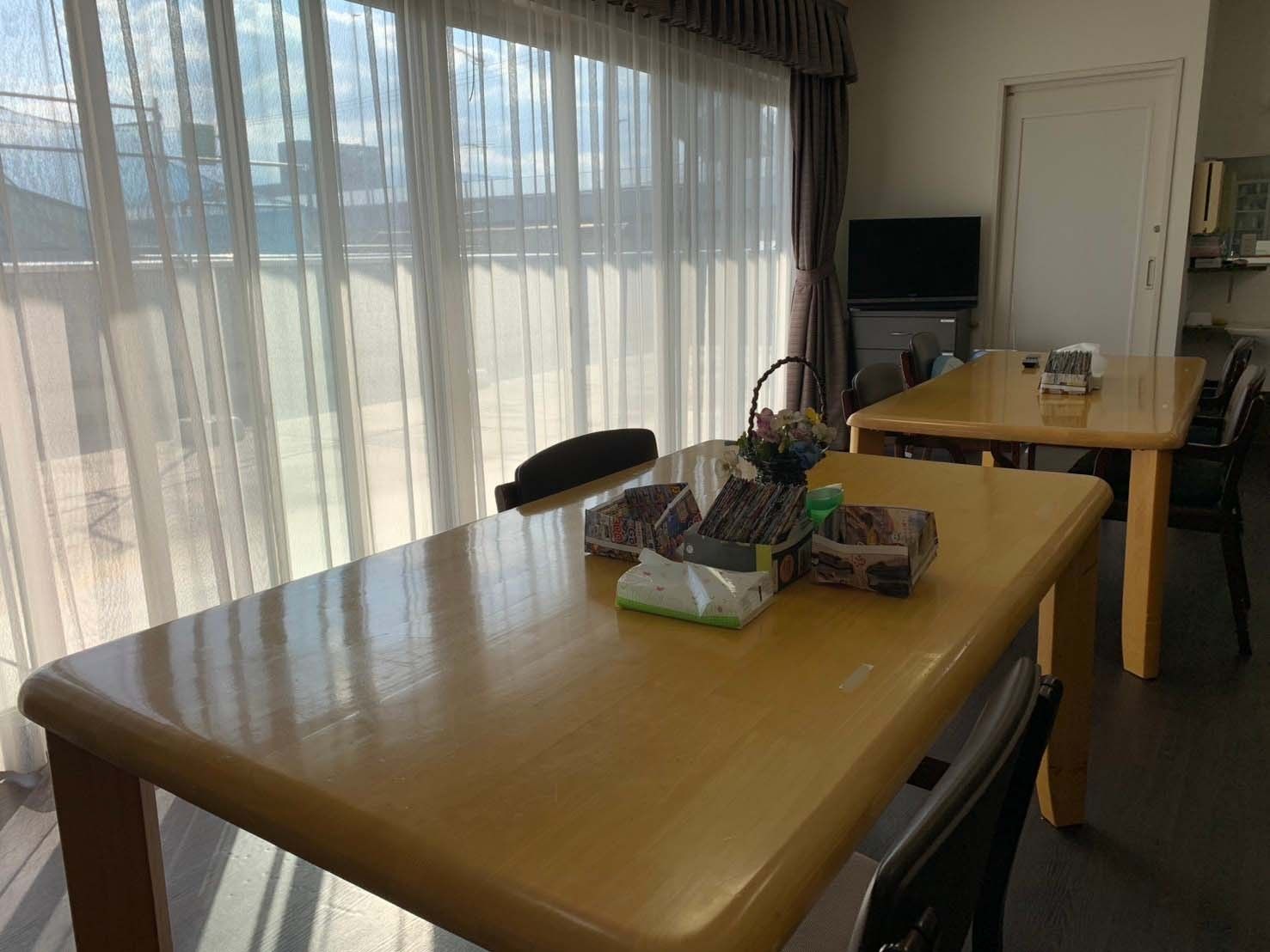 日差しが差し込むテーブル