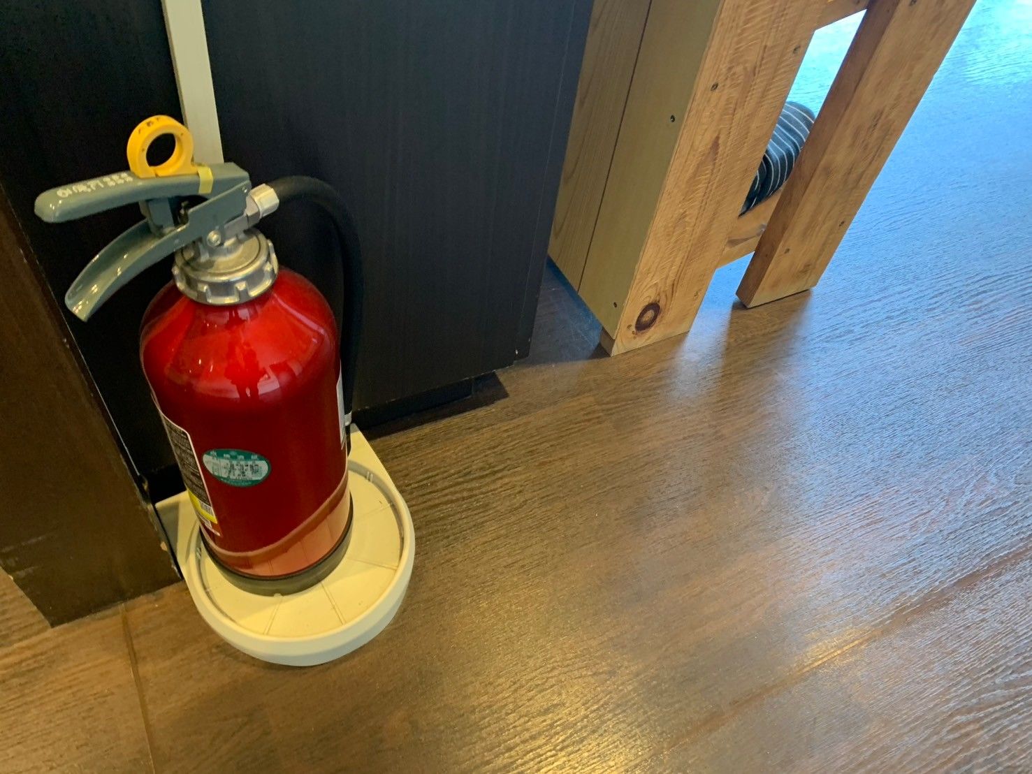 消火器と木製の家具