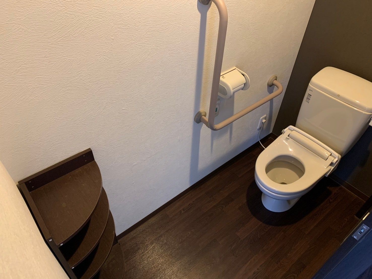 手すり付きのトイレ