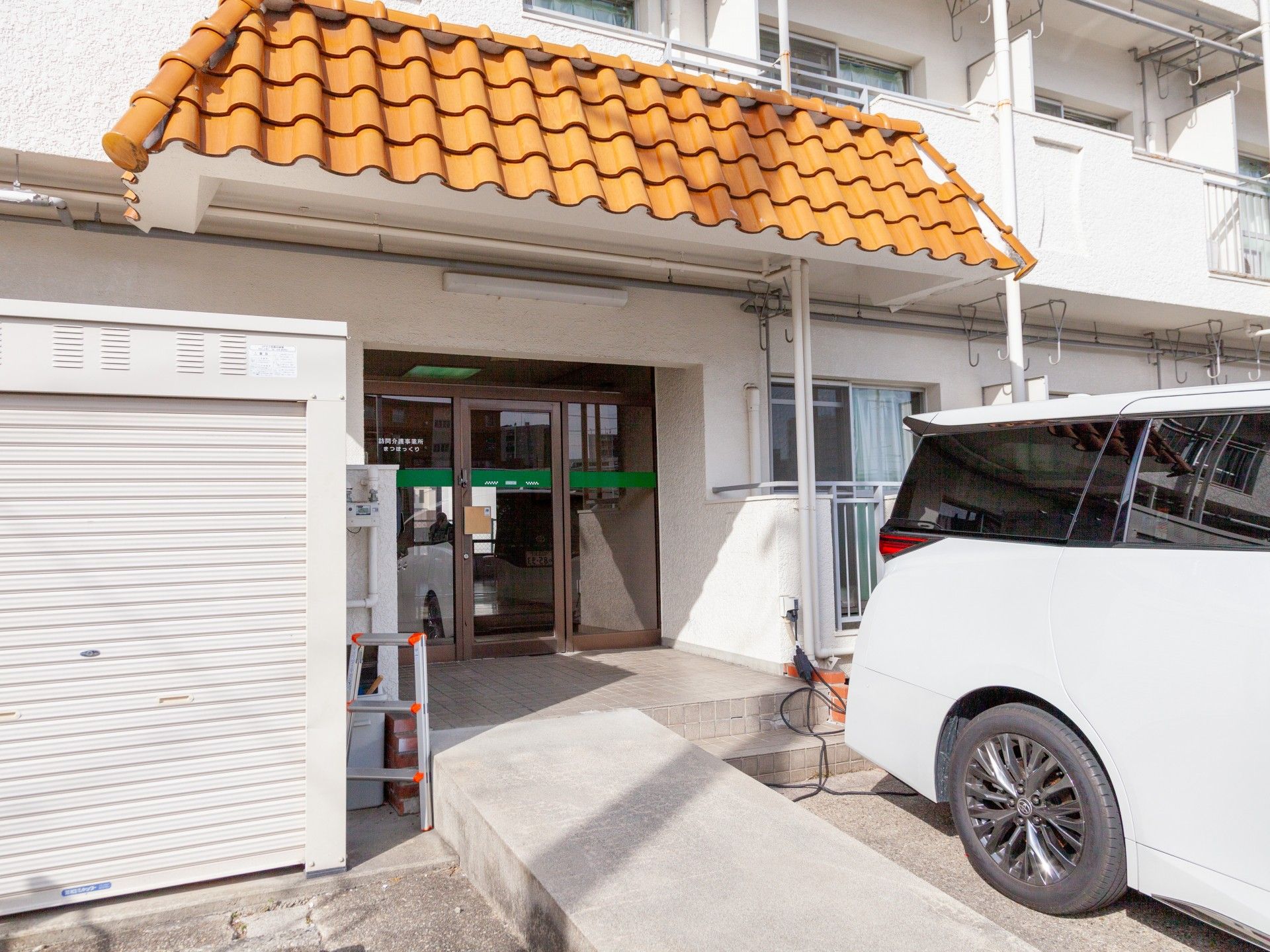 入口が広い建物正面