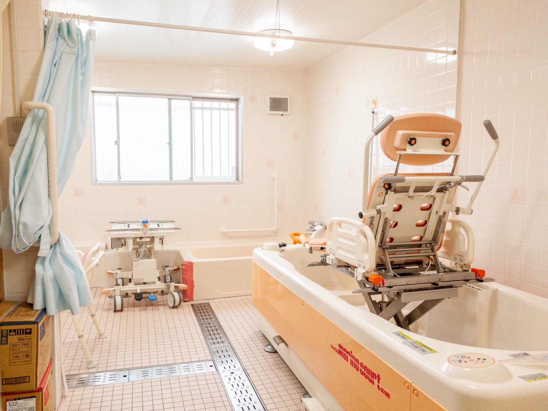 まっすぐな廊下には右側に窓が付き、左側に居室ドアが並び明るい雰囲気。