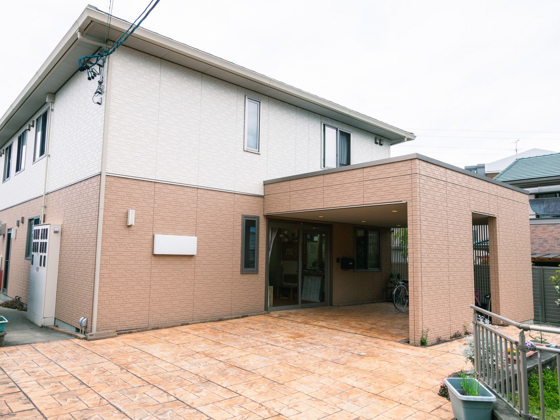 ゆったりとした入口の建物
