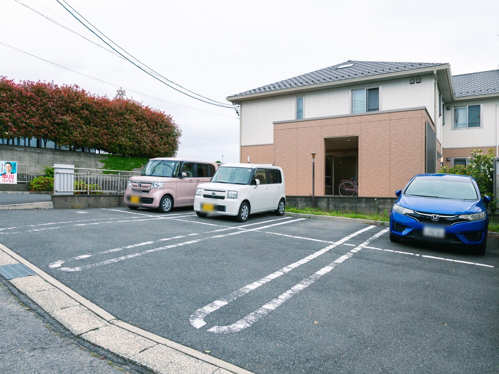 広々とした駐車場の風景